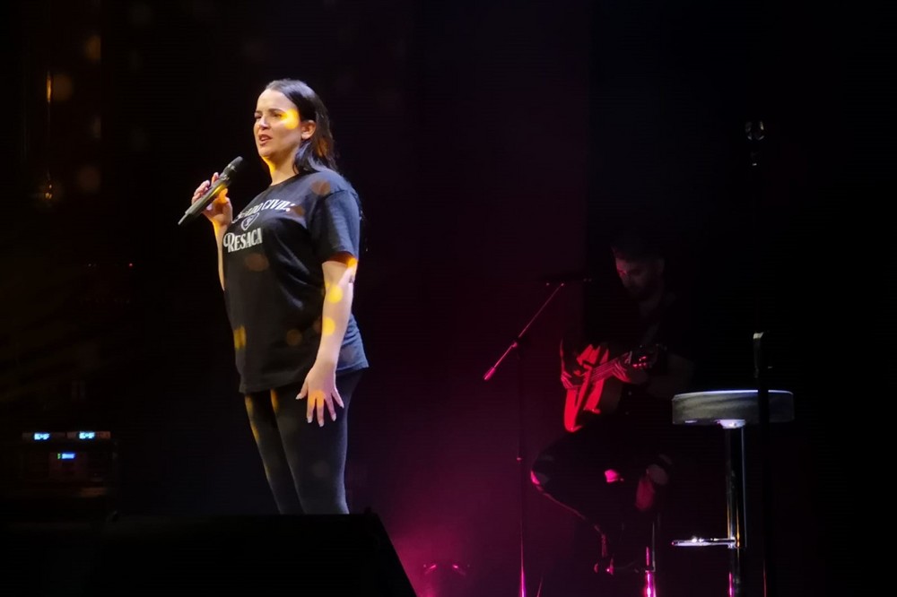 Martita de Graná llena el Auditorio Ciudad de Adra en una noche llena de humor con su espectáculo ‘¡Martita Sea!’