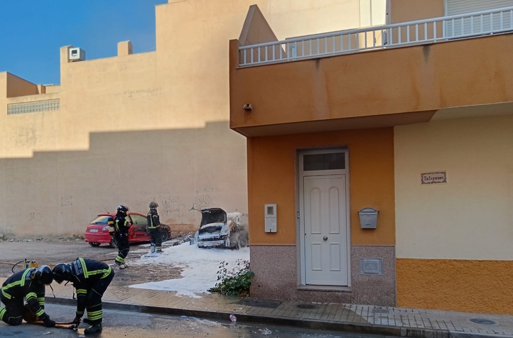 Los bomberos extinguen el incendio de tres vehículos en El Ejido