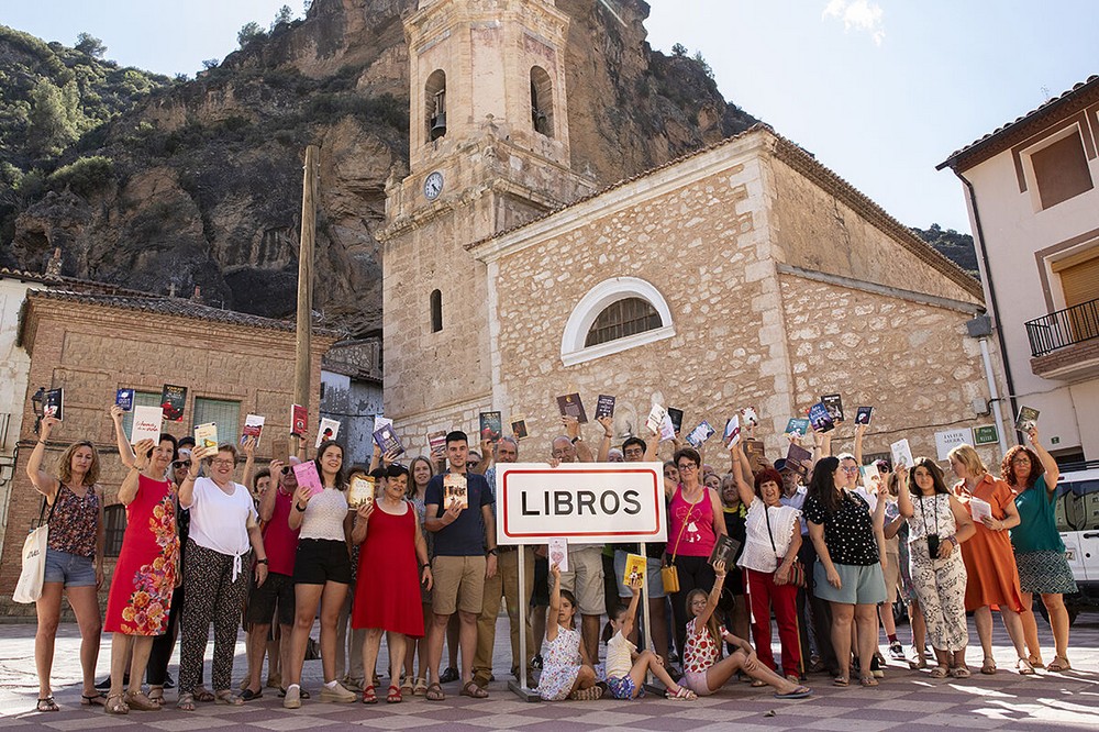El Ayuntamiento de Vícar envía a Libros un lote de más de 300 ejemplares para reflotar su biblioteca