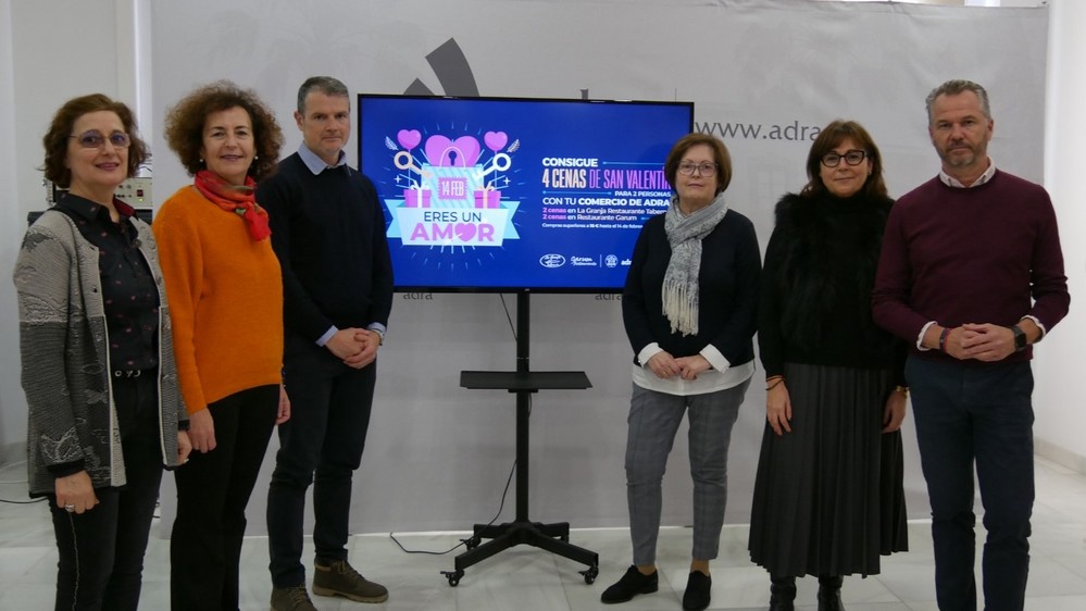 La Asociación de Comerciantes de Adra celebra San Valentín sorteando cenas y tartas entre los clientes