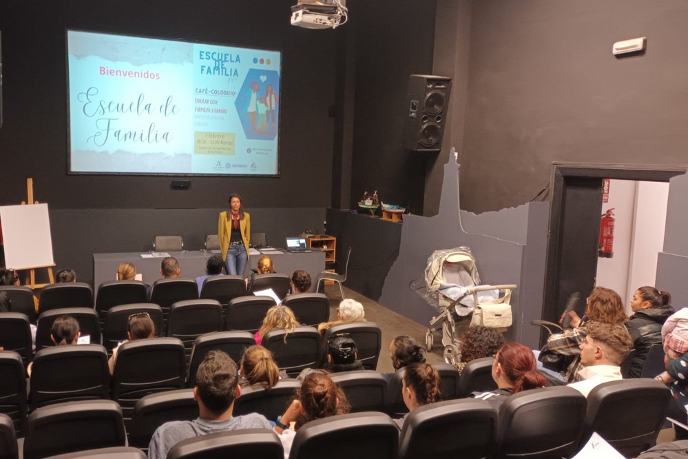Celebrado el coloquio de la Escuela de Familia de Adra sobre ‘Educar con firmeza y cariño’