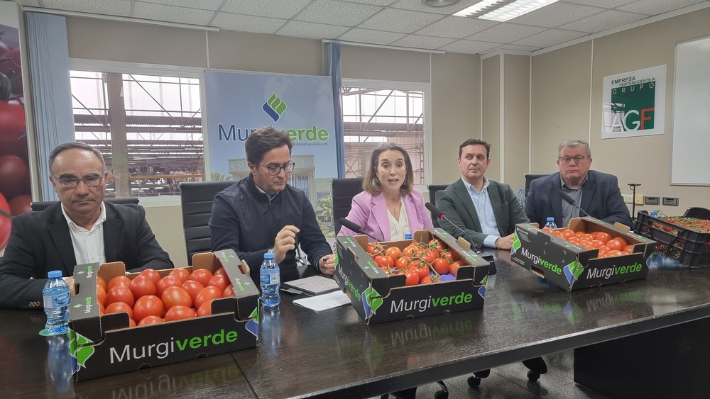 La secretaria general del PP, Cuca Gamarra, pide desde El Ejido que el Gobierno “se tome en serio las exigencias de los productores”