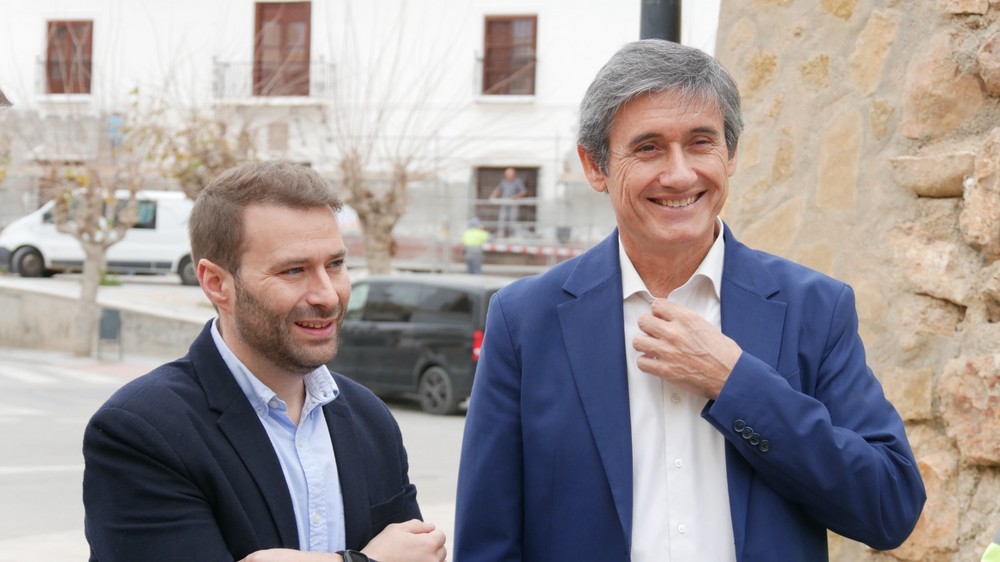 Cortés y Bellido visitan las obras de mejora en la accesibilidad de las calles del casco antiguo de Adra