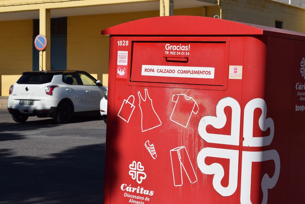 Los vecinos de Vícar donan más de 42 toneladas de textiles a Cáritas
