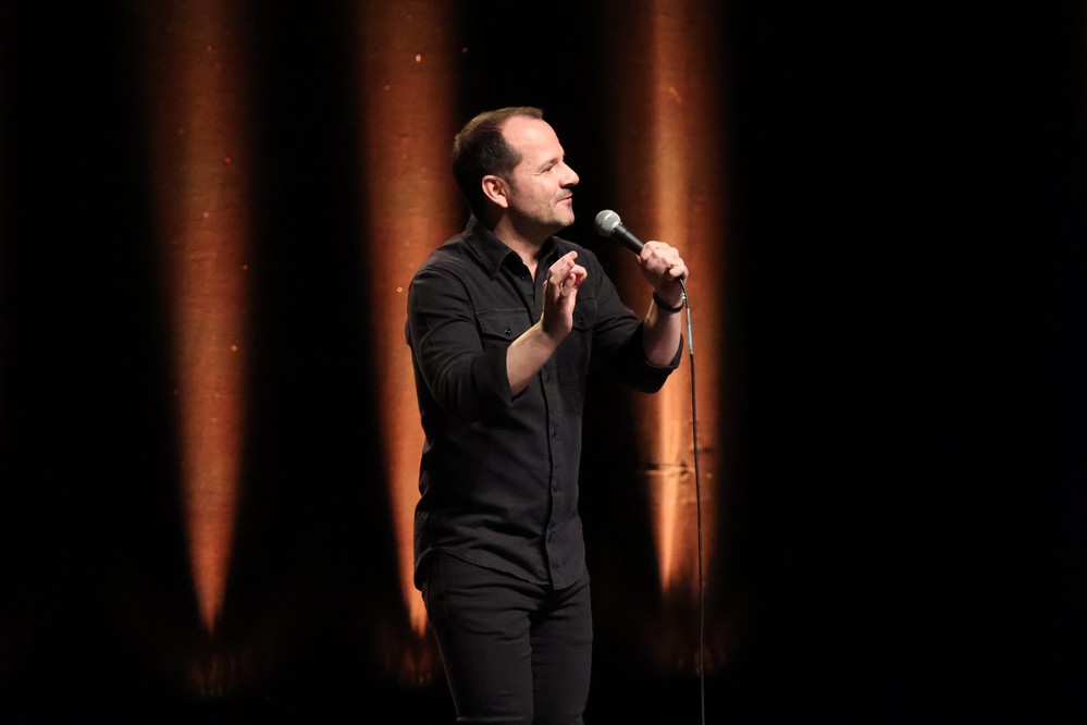 Casi 1.000 personas disfrutan de la ‘locura’ de Ángel Martín en el Teatro Auditorio de El Ejido