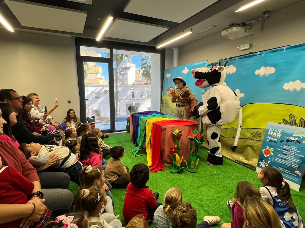 El Aula del Mar se ilumina con el mágico cuentacuentos ‘El hada del arcoíris’, que se ha llenado de familias