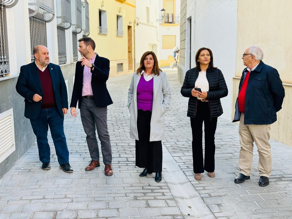Lirola recibe al delegado de Inclusión Social para evaluar los trabajos concluidos de accesibilidad del municipio
