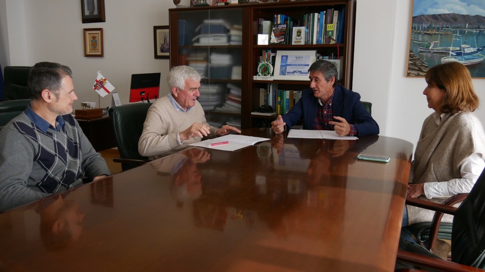 Manuel Cortés firma un acuerdo con la ‘Clásica de Almería’ para que Adra sea ciudad de paso una edición más