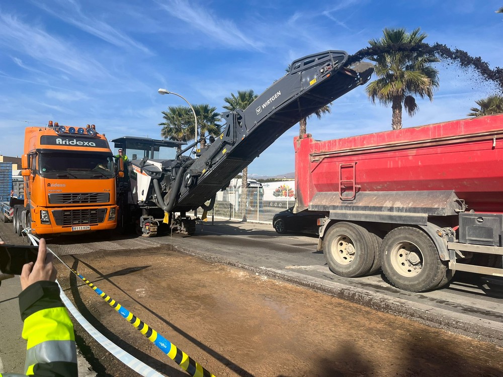 La Junta aplica un nuevo asfalto que reducirá el ruido del tráfico por la travesía de Las Norias