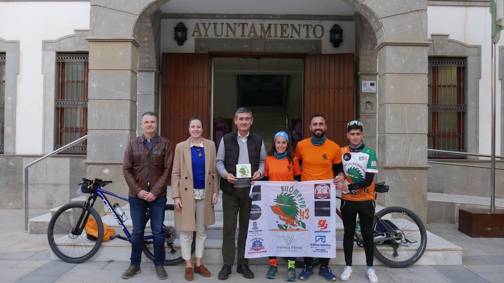 Manuel Cortés recibe a los deportistas del ‘Reto Solidario KM43 por la leucemia infantil’
