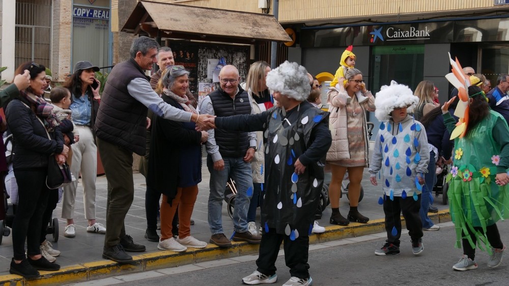 El Carnaval Escolar de Adra reúne a miles de niños y niñas en el pasacalles por la ciudad milenaria