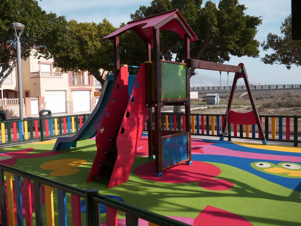 El Ayuntamiento de Roquetas remodela los parques infantiles en La Rocalla y Aguadulce norte