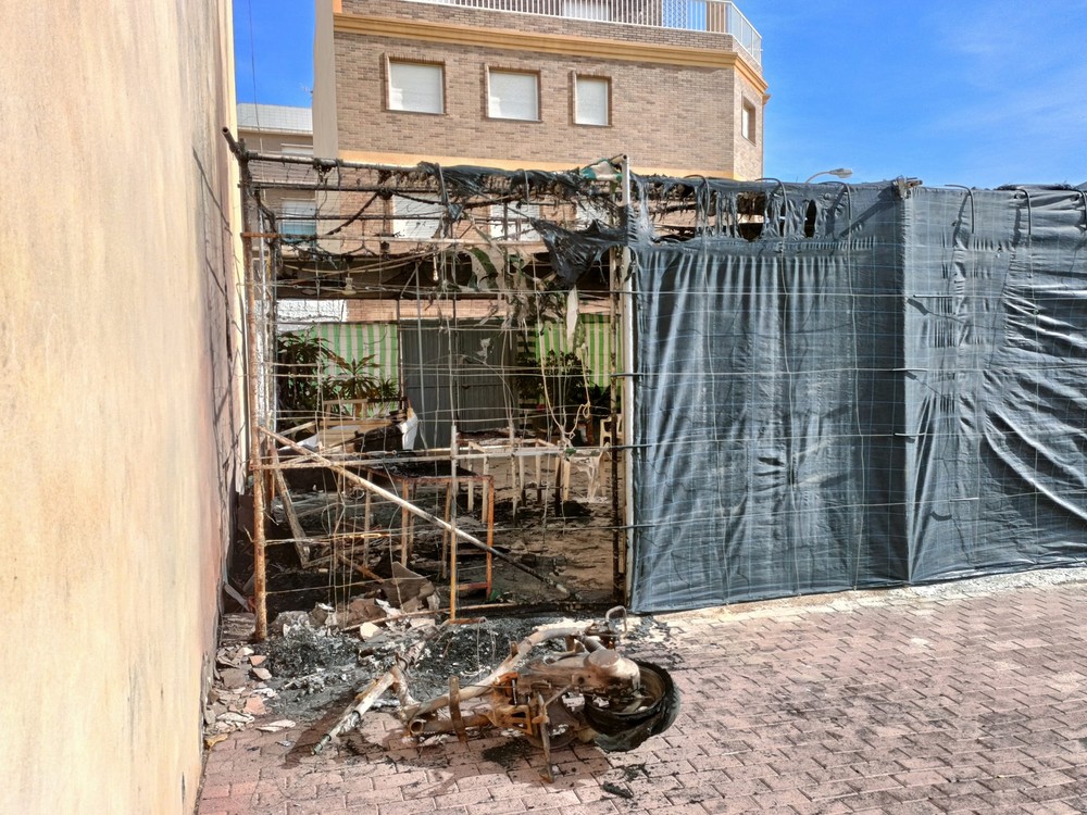 El incendio de una moto acaba afectando a una vivienda en Balerma
