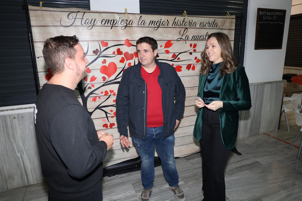 La campaña ‘El comercio de El Ejido te quiere’ está recorriendo los núcleos para dinamizar las compras por ‘San Valentín’