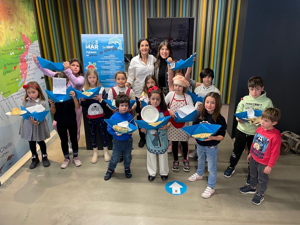 Los niños y niñas se convierten en cocineros y preparan ricos ‘bocadillos azules’ en un taller en el Aula del Mar