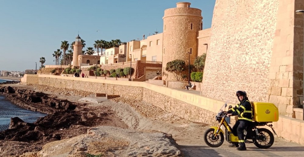 Correos ya dispone de 9 nuevas motos eléctricas ciberseguras con las que amplía su flota de reparto ecológica en Roquetas de Mar-Aguadulce