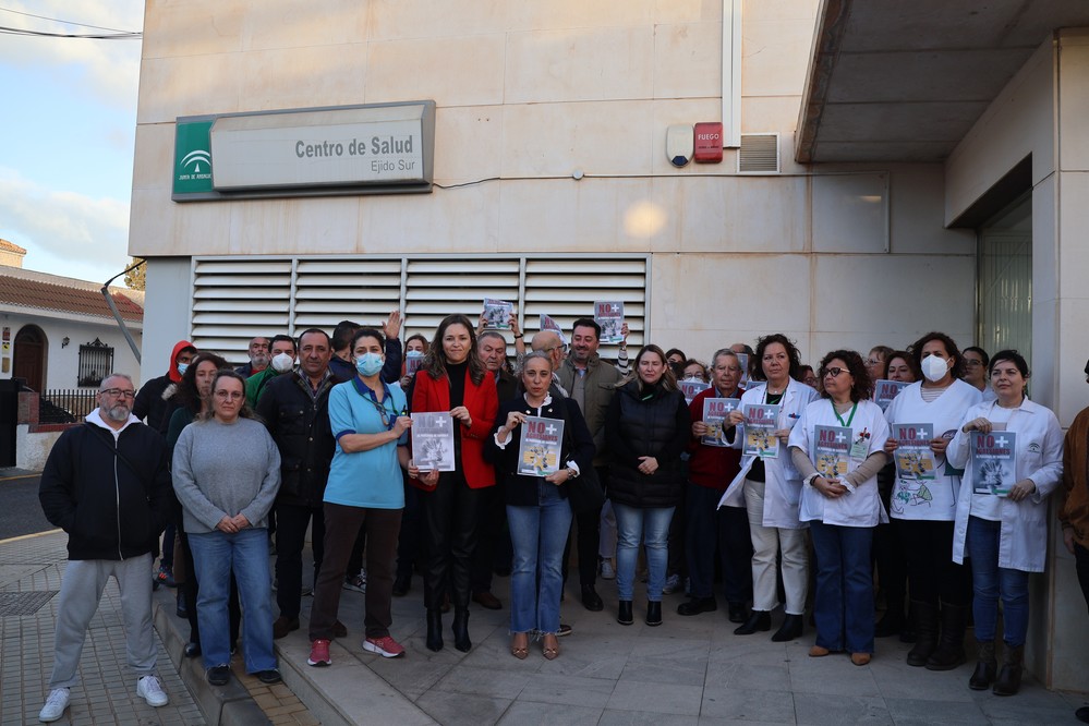 Concentración de repulsa a las puertas del Centro de Salud de Ejido Sur por la agresión a una trabajadora