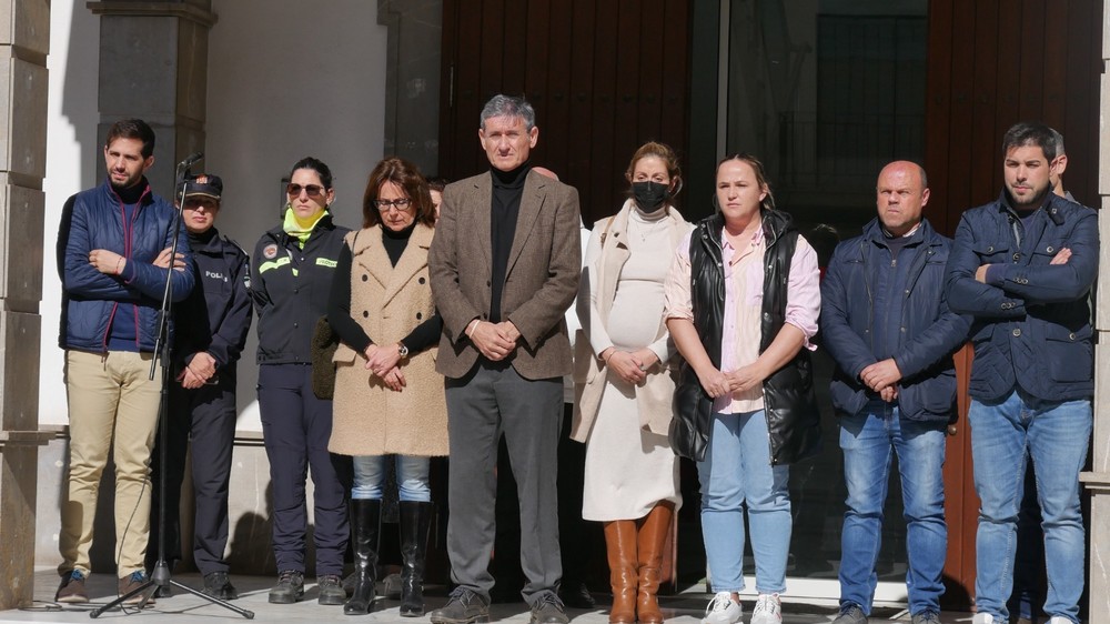 El Ayuntamiento de Adra guarda un minuto de silencio en memoria de los guardias civiles asesinados en Barbate