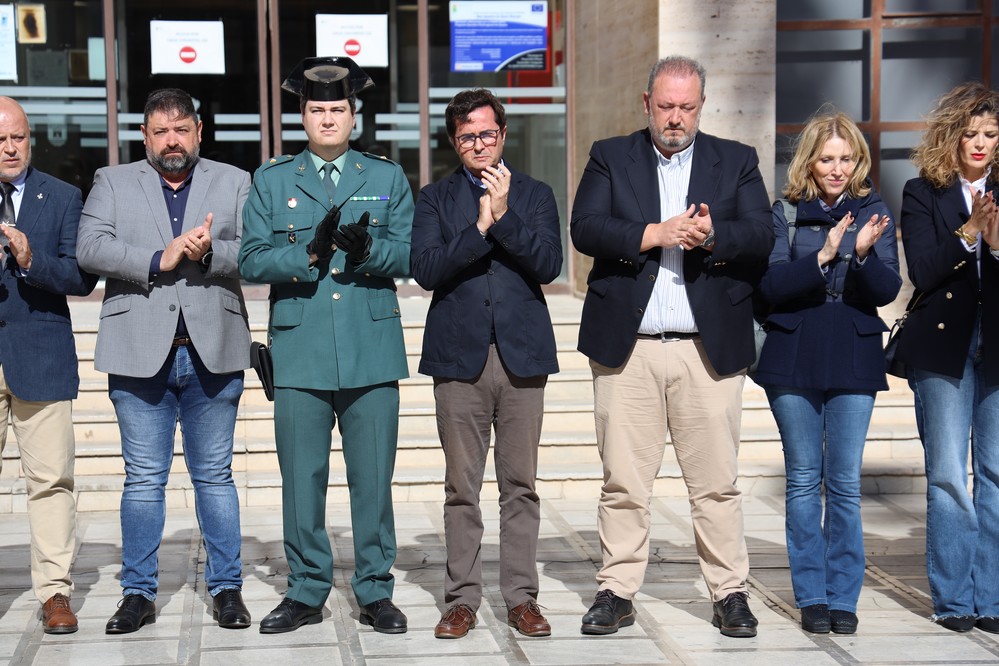 El alcalde exige al Ministerio del Interior “más medios para combatir el crimen organizado” durante el minuto de silencio por el asesinato de dos guardias civiles en Barbate