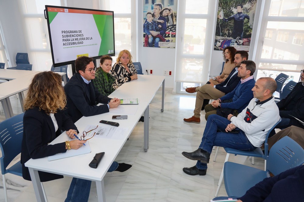 Reunión entre Ayuntamiento y Delegación para informar sobre las subvenciones de la Junta para la mejora de la accesibilidad en viviendas y comunidades de vecinos