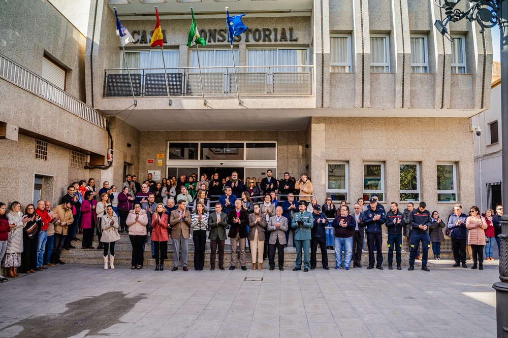 Roquetas de Mar guarda un minuto de silencio en homenaje a los dos guardias civiles fallecidos en Barbate