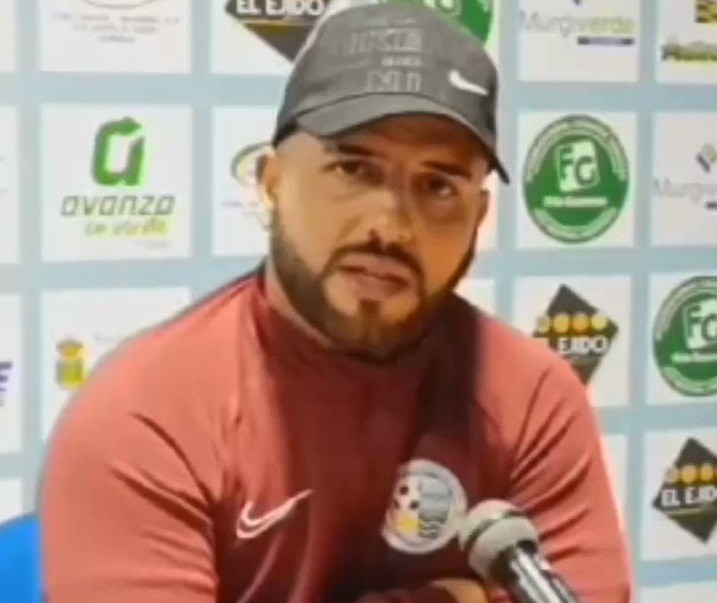 La RFAF condena al club Polideportivo El Ejido a indemnizar a su exentrenador Pumuki Heredia al prescindir de sus servicios «por su exclusiva conveniencia»