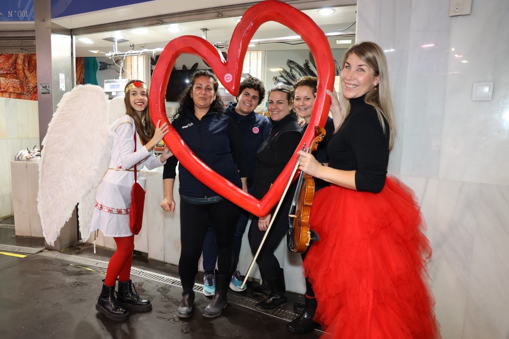 ‘El Comercio de El Ejido te quiere’ viste de ‘cupido’ los establecimientos locales para promocionar las compras por San Valentín
