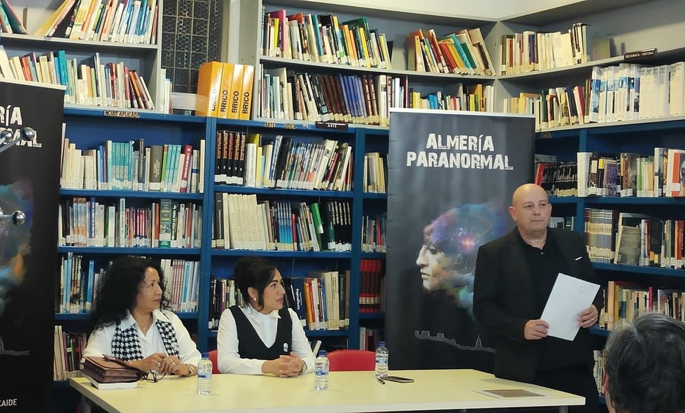 La biblioteca de Cabañuelas se llenó de experiencias paranormales y ritos chamánicos en la presentación del último libro de Juan Gómez Alcaide