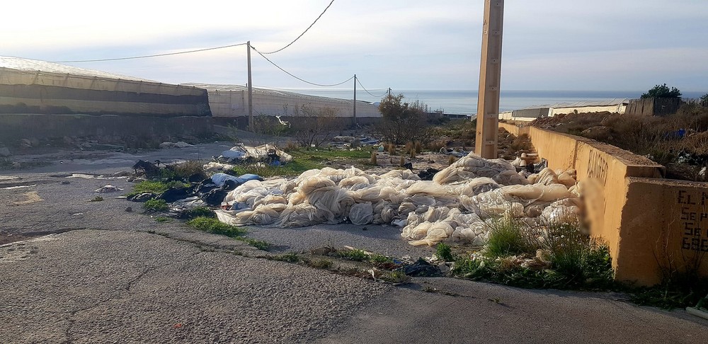 Identifican al responsable de un enorme vertido de basura en Balanegra