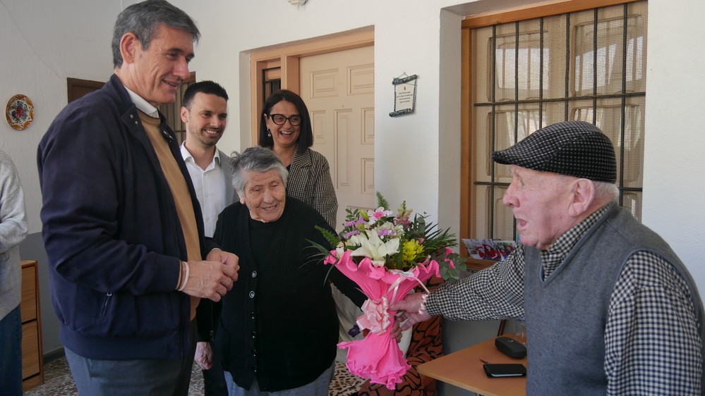 Adra homenajea a uno de sus matrimonios más longevos por San Valentín