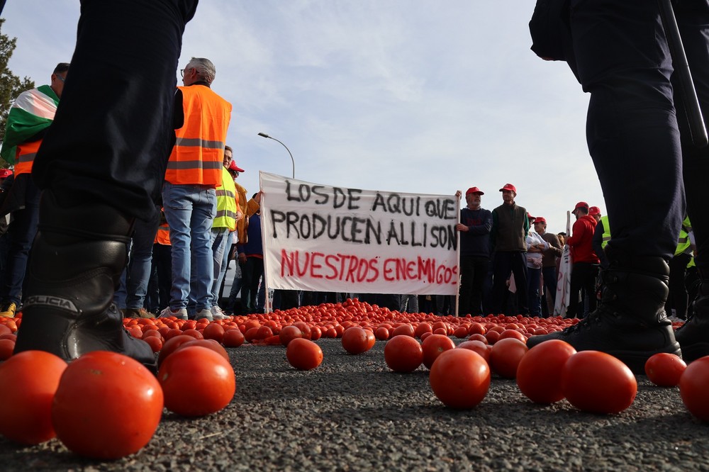 Manuel Martínez muestra su apoyo a las reivindicaciones del sector en la concentración convocada en el Puerto de Motril