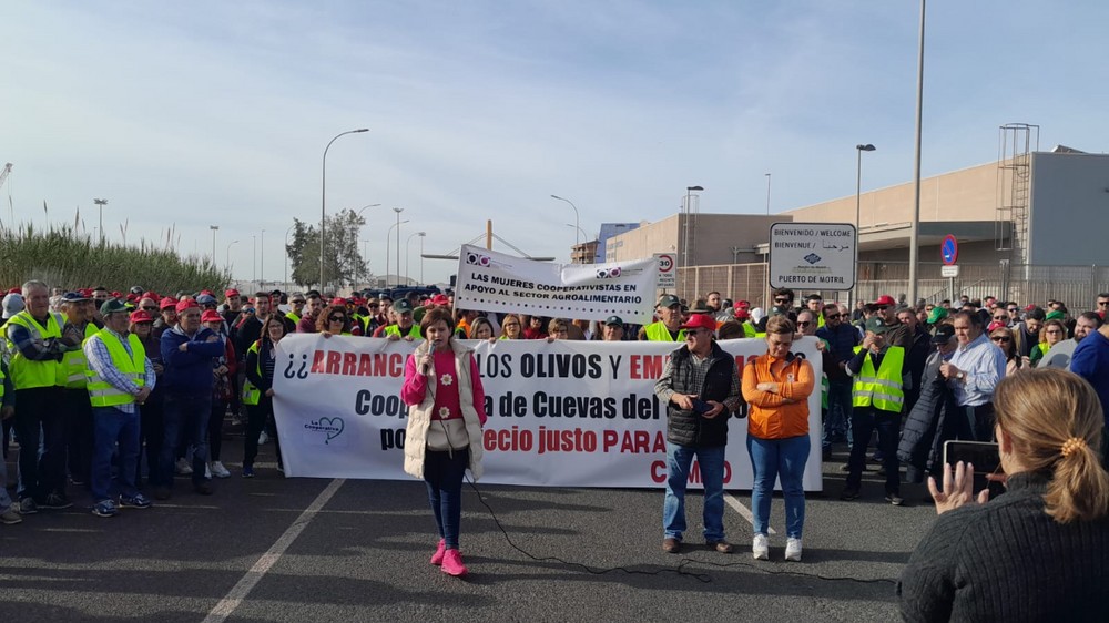 Una multitudinaria concentración en Motril reúne a cientos de agricultores en protesta por las importaciones de países terceros y la competencia desleal