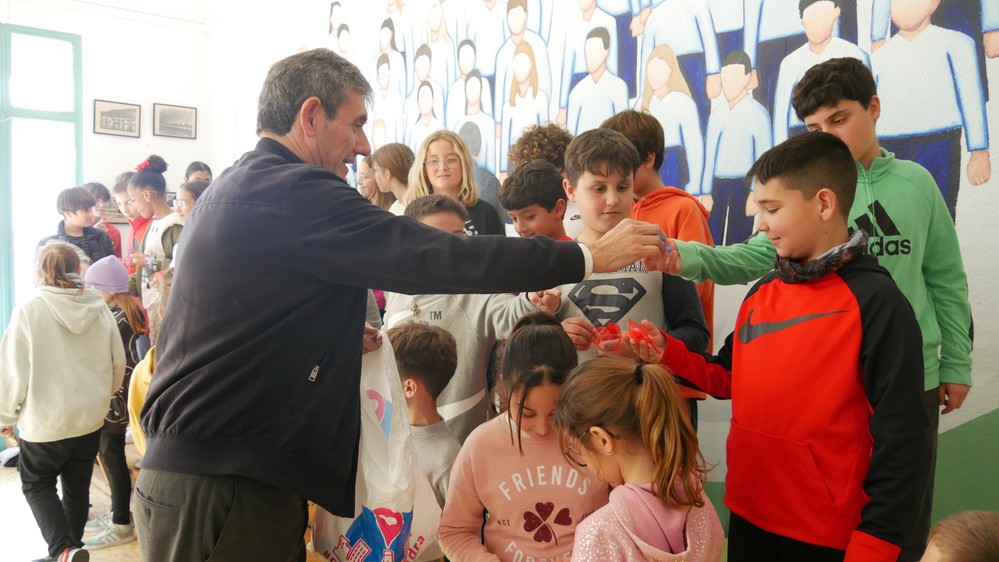 El coro infantil Pedro Mena recibe de manos del alcalde el pin de Adra por su participación en el Día del Municipio