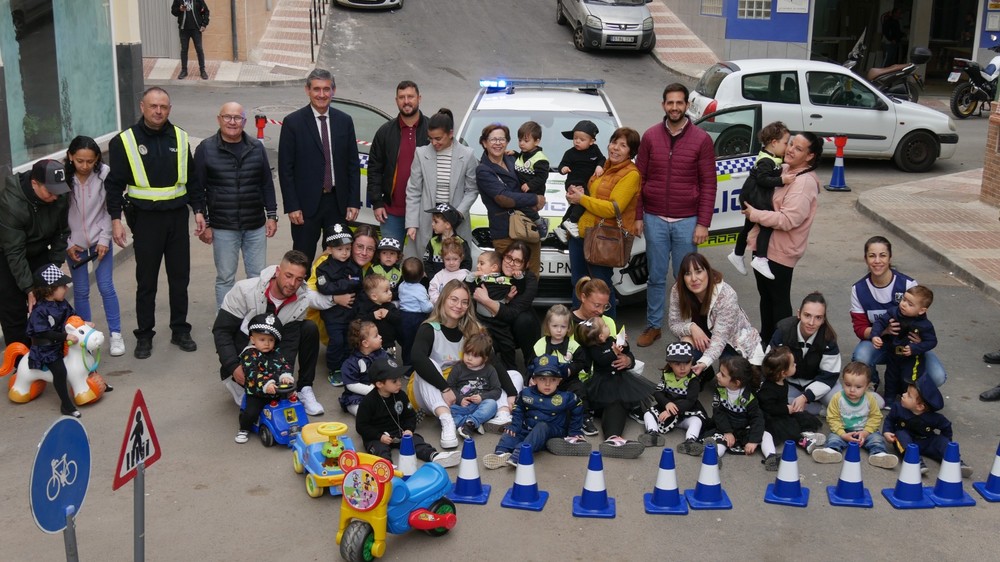 La Seguridad Vial llega a los alumnos del centro infantil ‘Había una vez’ en una jornada con la Policía Local de Adra