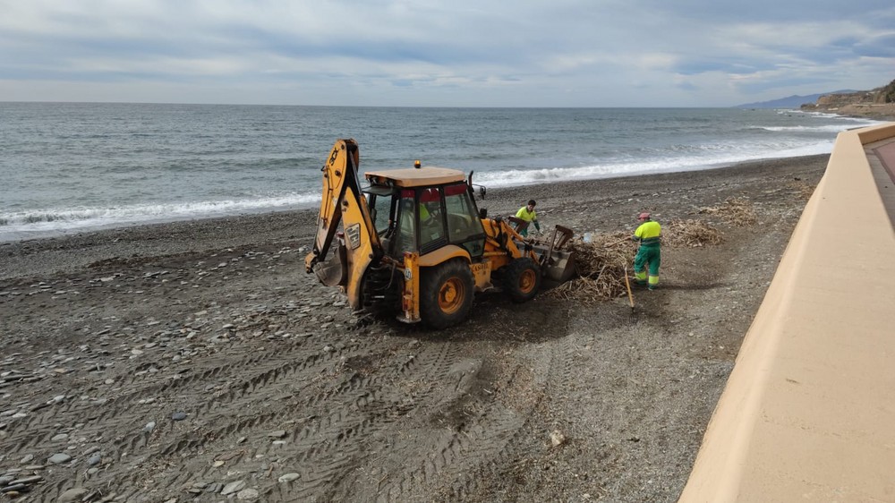 El Ayuntamiento de Adra refuerza el acondicionamiento de playas de cara a las vacaciones de Semana Santa