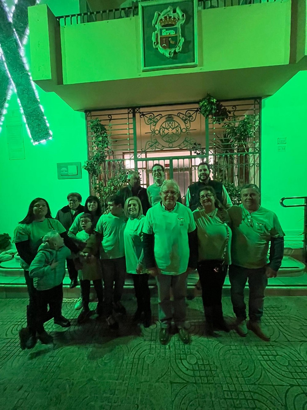 La fachada del Ayuntamiento de Vícar se tiñe de verde para visibilizar el síndrome de Angelman