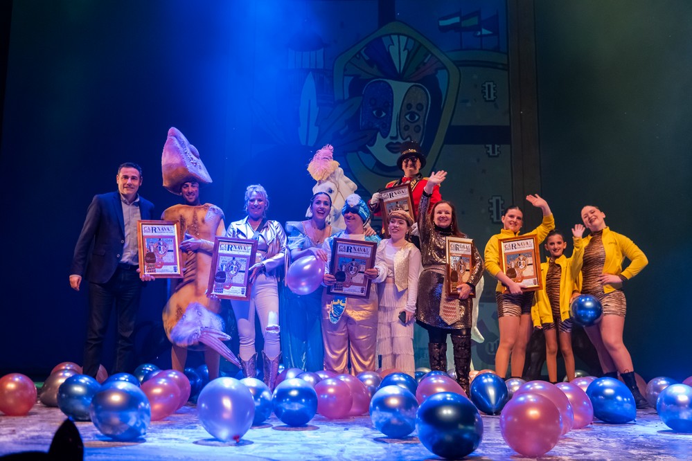 El Auditorio de Roquetas de Mar vive una noche de magia y color con la Muestra de Carnaval