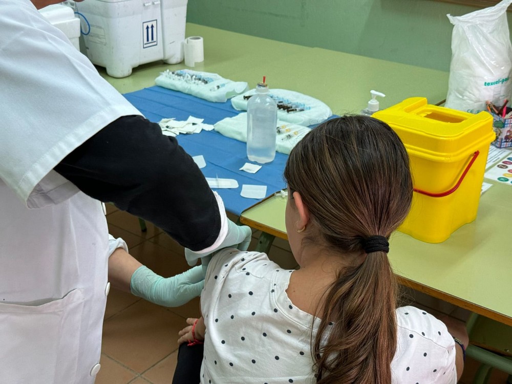 El Distrito Poniente administra las vacunas del virus del papiloma humano y frente a la meningitis en los colegios de la comarca