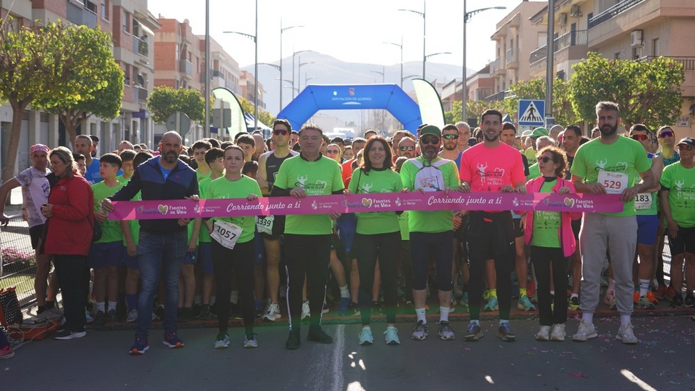 Mil personas forman una marea verde en Berja para luchar contra el cáncer