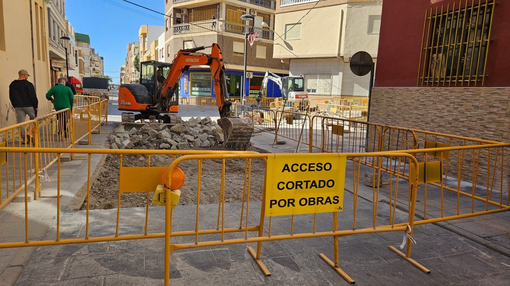 Cortado el Paseo de los Tristes de Adra por el avance de las obras en Rambla de las Cruces