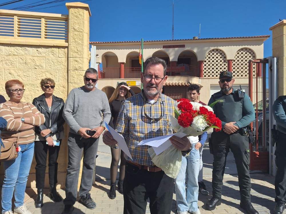 Dalías se une en solidaridad con la Guardia Civil