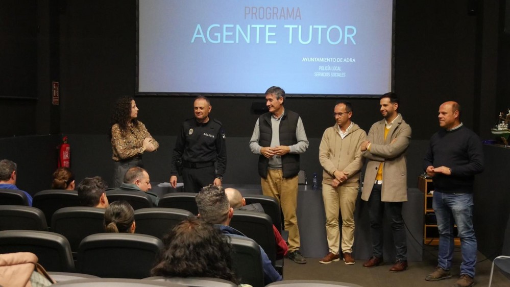 Adra presenta el programa ‘Agente Tutor’ para la protección del menor en los centros educativos