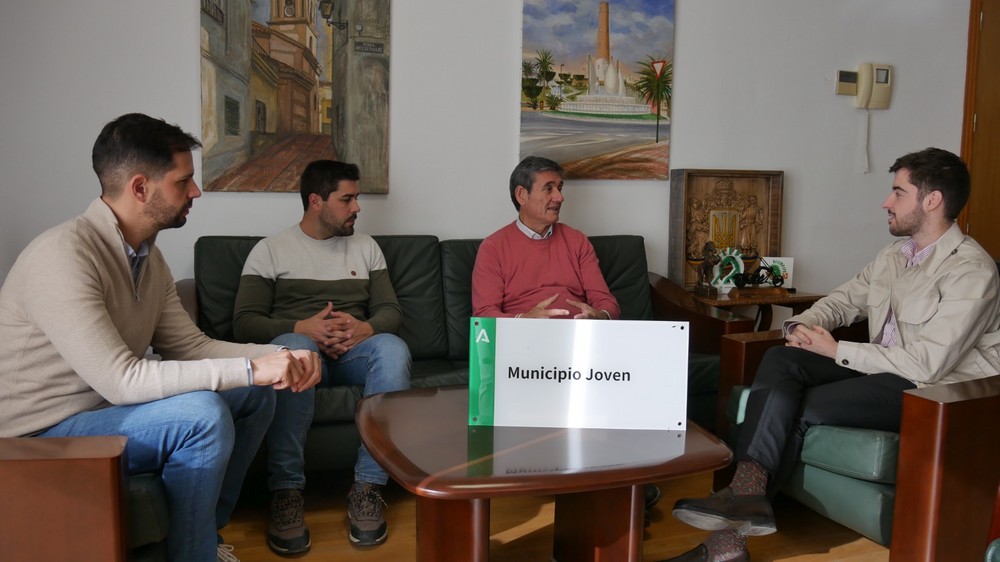 El alcalde de Adra recibe al asesor del Instituto Andaluz de la Juventud en Almería