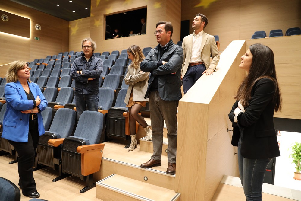 El Teatro Auditorio luce en su fachada una nueva, moderna y eficiente pantalla LED que servirá de soporte publicitario y de promoción