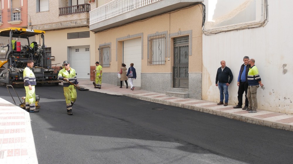 Comienzan los trabajos de asfaltado en Rambla de las Cruces de Adra