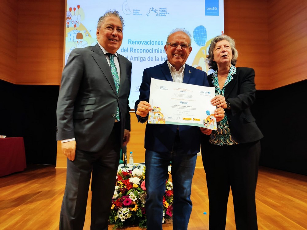 Vícar recibe en Sevilla su renovación como ciudad amiga de la infancia para otros cuatro años