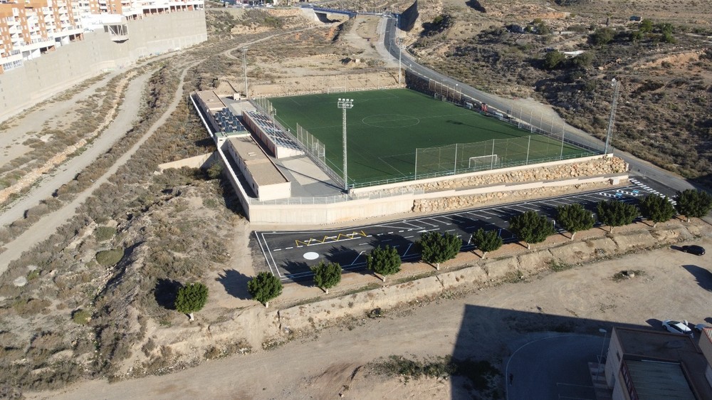 El Ayuntamiento habilita una zona destinada a aparca-mientos junto al campo de fútbol de Aguadulce