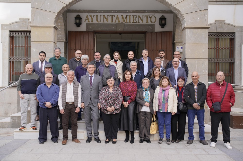 Manuel Cortés impone el escudo de la ciudad de Adra a una veintena de trabajadores municipales jubilados
