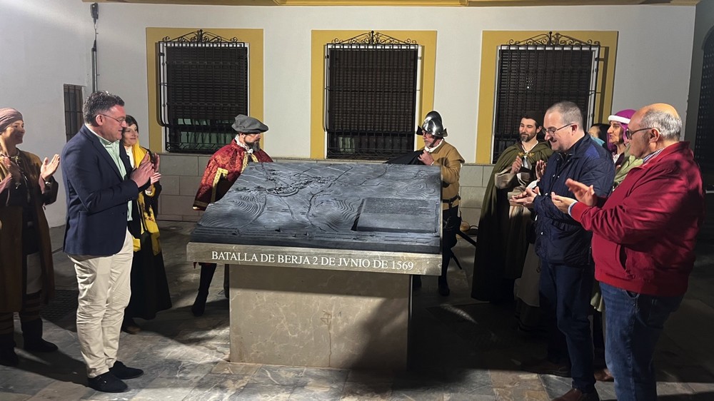 Berja inaugura el relieve conmemorativo de la Batalla de 1569