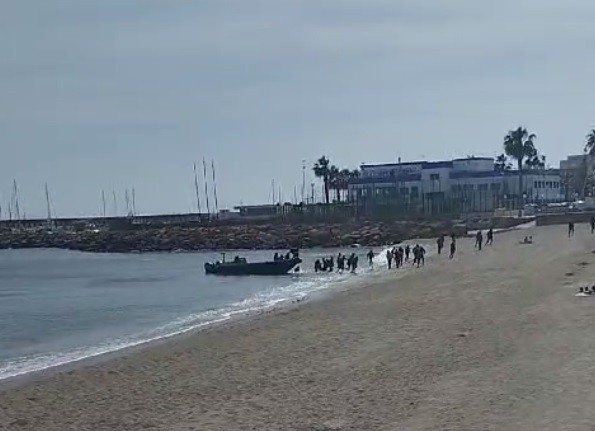 Dos pateras desembarcan más de 50 inmigrantes en el puerto de Roquetas de Mar